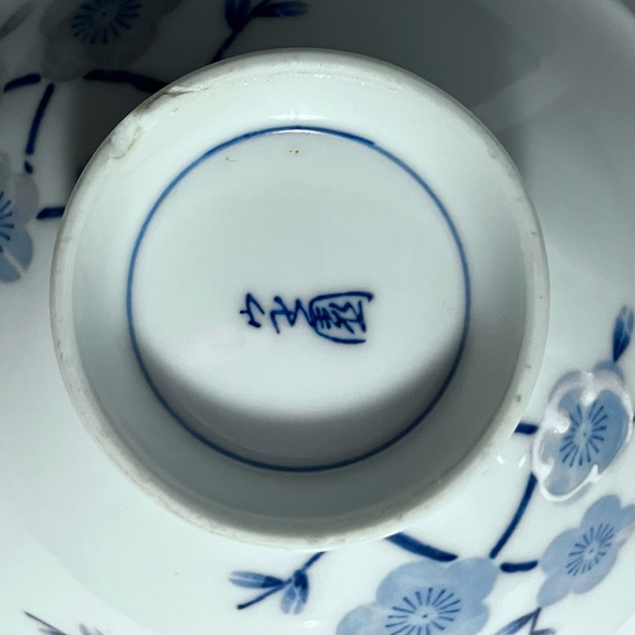 VINTAGE JAPANESE RICE BOWLS / Blue Cherry Blossom Decoration / Chips On Bottom - Picture 7 of 11